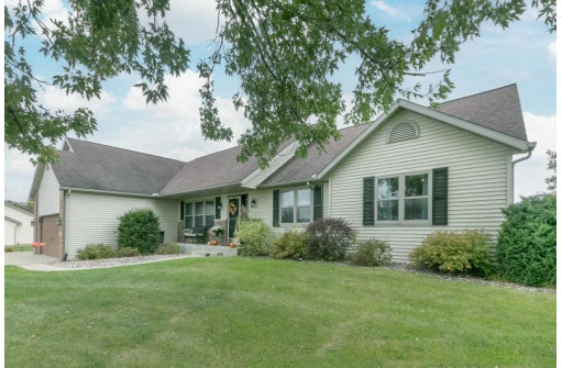 N7051 Ashley Dr, Pardeeville, WI 53954