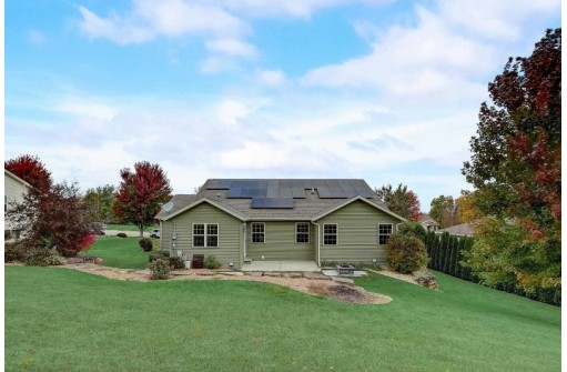 471 Leslie Dr, Edgerton, WI 53534