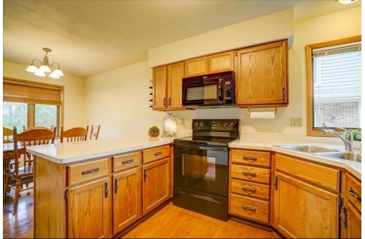 107 Meadow Oak Tr, Waunakee, WI 53597