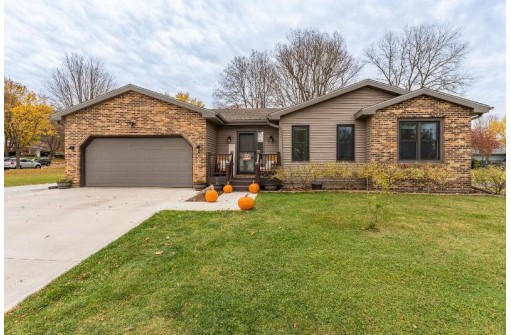 1250 Winnebago Cir, Baraboo, WI 53913