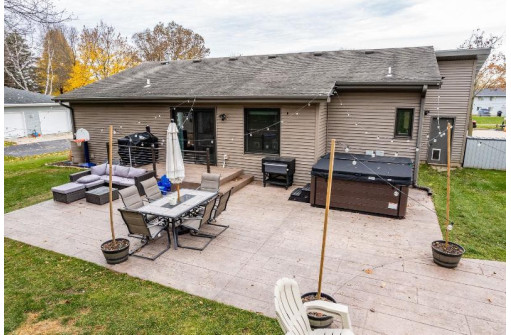 1250 Winnebago Cir, Baraboo, WI 53913