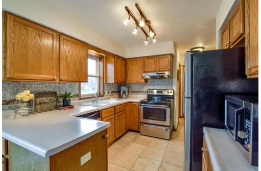 1101 Engelhart Dr, Madison, WI 53713