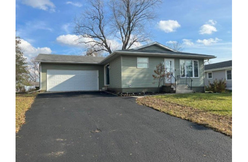 855 Suellen Ln, Portage, WI 53901