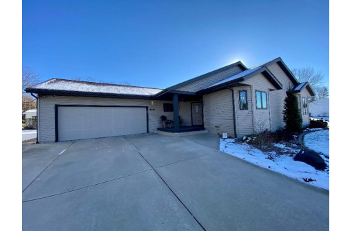 813 N Division St, Waunakee, WI 53597