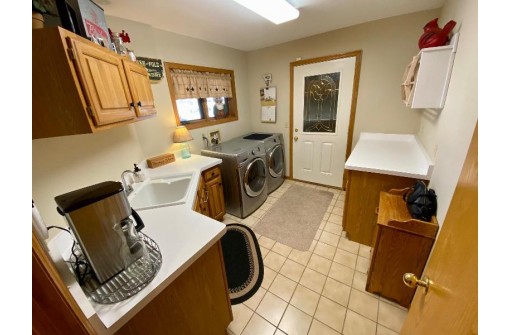 813 N Division St, Waunakee, WI 53597