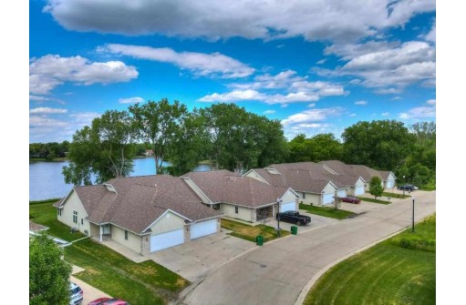 814 Waters Edge Ct, Marshall, WI 53559