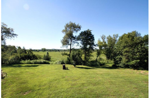 8740 Blynn Rd, Mazomanie, WI 53560