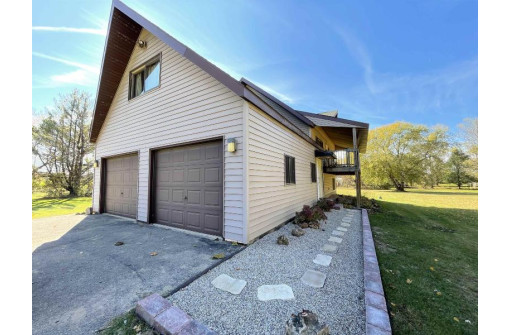 E3581 Green Valley Dr, La Valle, WI 53941