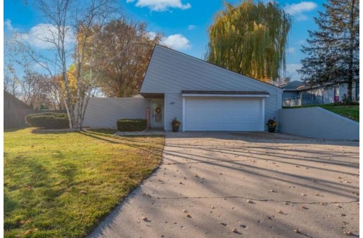 849 N Wuthering Hills Dr, Janesville, WI 53546