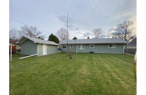 711 6th St, Baraboo, WI 53913