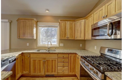 1105 Overlook Dr, Stoughton, WI 53589