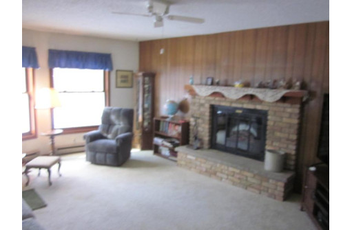 E12166 Side Rd, Baraboo, WI 53913