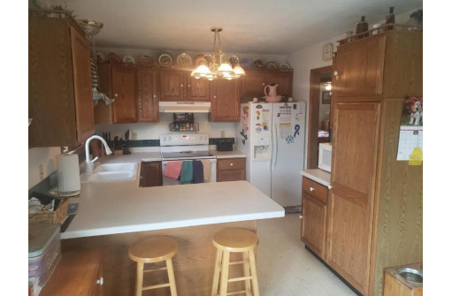 901 Lone Tree Ln, Prairie Du Sac, WI 53578-0000