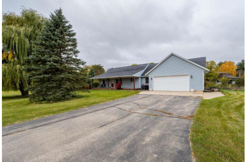 W5901 Hedrick Dr, Fort Atkinson, WI 53538