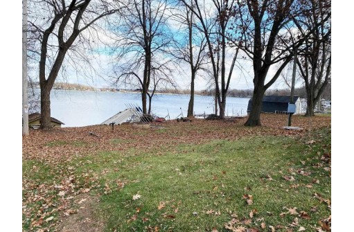 N10460 Howard Dr, Fox Lake, WI 53933