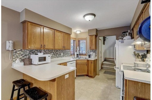 212 Creek Edge Ct 212, Waunakee, WI 53597