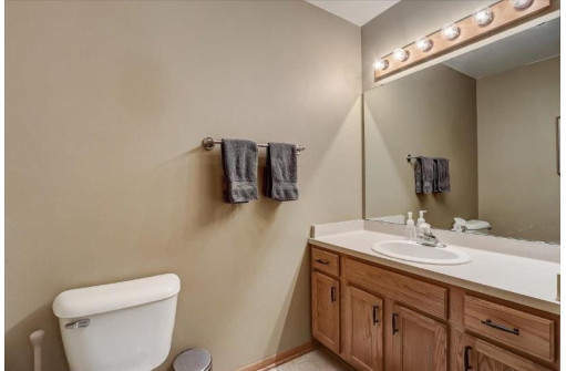 212 Creek Edge Ct 212, Waunakee, WI 53597