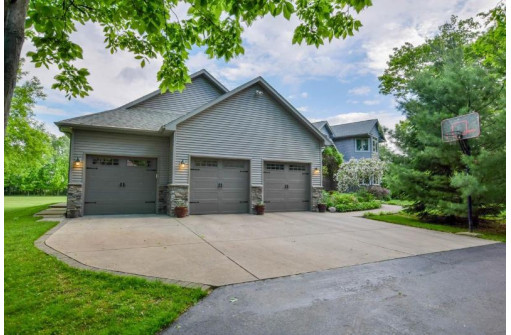 S4142 Whispering Pines Dr, Baraboo, WI 53913