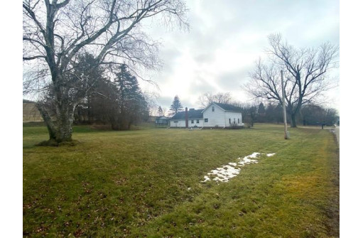 W2923 Green Isle Dr, Fort Atkinson, WI 53538