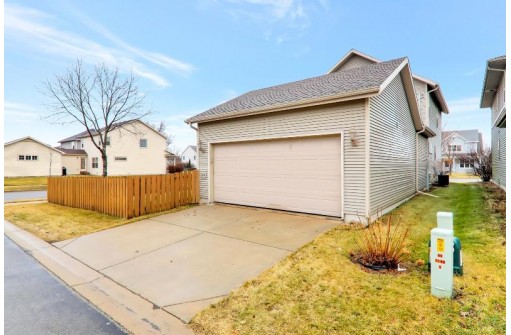 3702 Stonebridge Dr, Madison, WI 53719