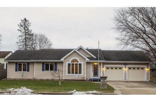 11 W Quarry St, Deerfield, WI 53531