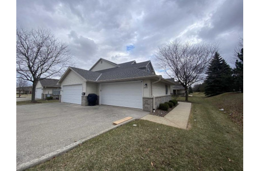 4851 W Maple Leaf Cir, Greenfield, WI 53220