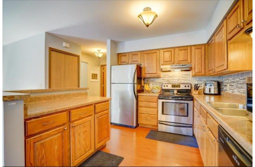 952 Rockefeller Ln, Madison, WI 53704-7850