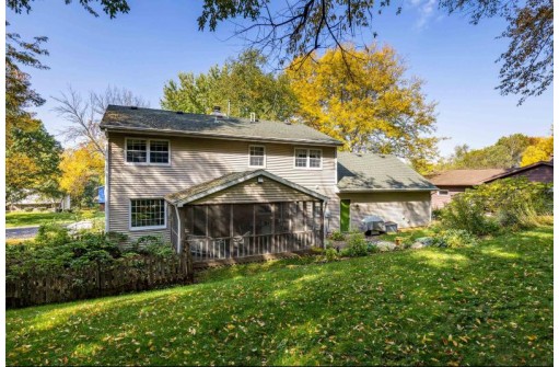 5201 Falling Leaves Ln, McFarland, WI 53558