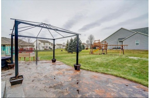 715 Bridlewood Ln, Watertown, WI 53094-5915