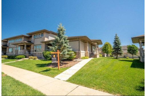 1553 Smithfield Dr, Sun Prairie, WI 53590