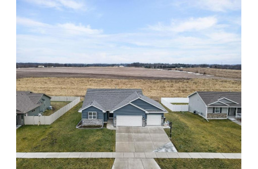 21 W Gailen Ln, Milton, WI 53563