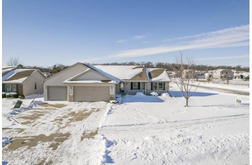 4175 Deer Crossing Dr, Janesville, WI 53546