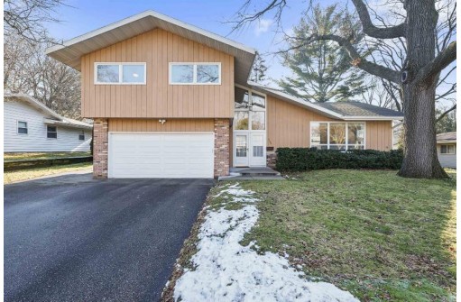 5305 Greenbriar Ln, Madison, WI 53714