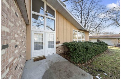 5305 Greenbriar Ln, Madison, WI 53714