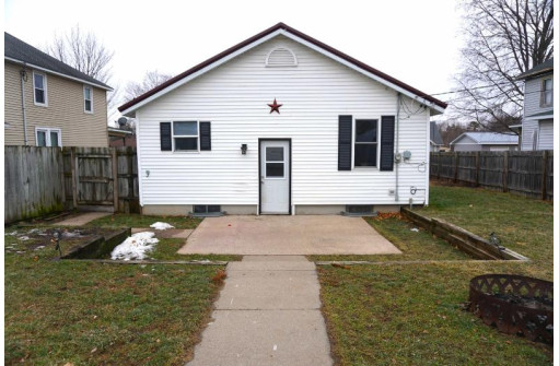 718 N Beaumont Rd, Prairie Du Chien, WI 53821