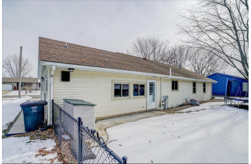 1724 Lincoln Ave, Stoughton, WI 53589