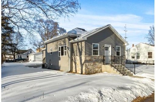 225 E Marion St, Portage, WI 53901