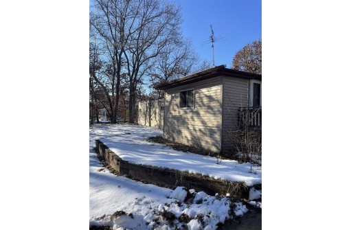 W1244 Oakglen Cir, Lyndon Station, WI 53944