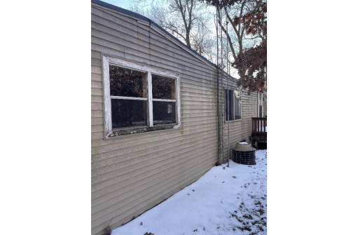 W1244 Oakglen Cir, Lyndon Station, WI 53944