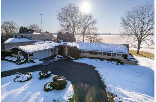 622 Lake Shore Dr, Beaver Dam, WI 53916