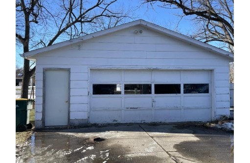 318 N Main St, Edgerton, WI 53534