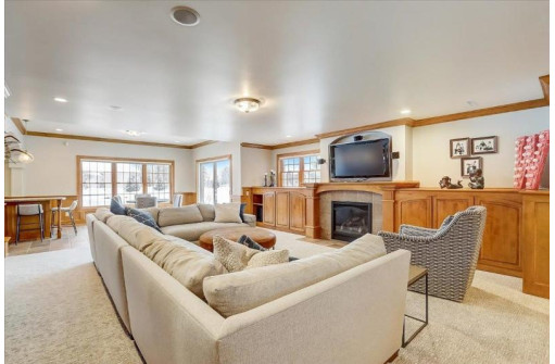 5545 Surrey Ln, Waunakee, WI 53597