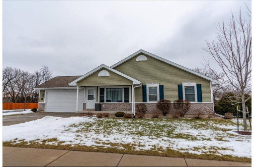 652 Damascus Tr, Cottage Grove, WI 53527