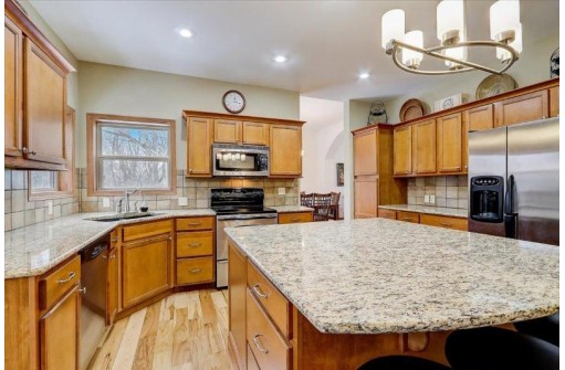 S7668 High Point Dr, Merrimac, WI 53561