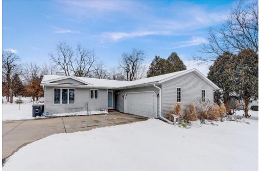 136 Eager Ct, Evansville, WI 53536