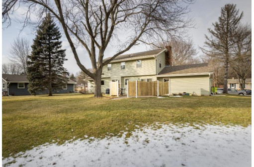 841 Buckingham Cir, Hartland, WI 53029