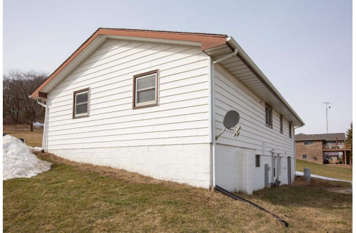 582 County Road Z, Hazel Green, WI 53811