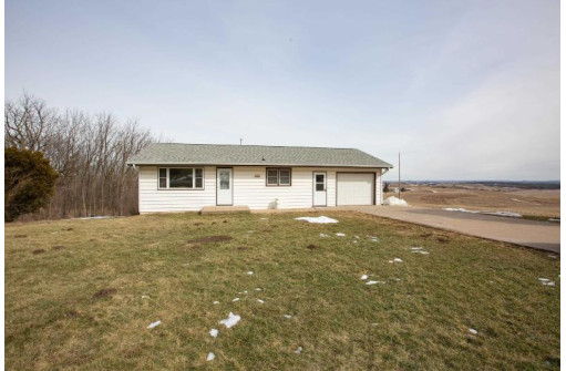 582 County Road Z, Hazel Green, WI 53811