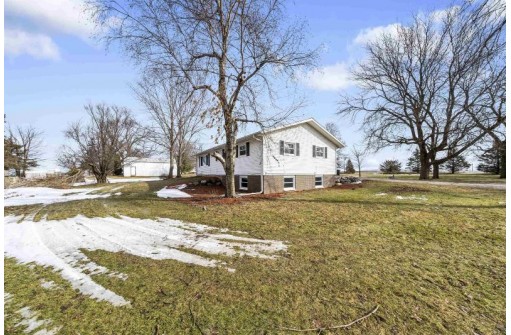 W6510 Kampen Rd, Arlington, WI 53911