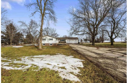 W6510 Kampen Rd, Arlington, WI 53911